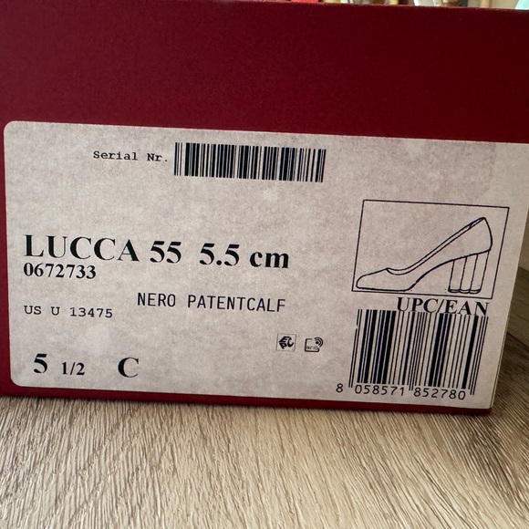 Salvatore Ferragamo Lucca 55 Gold Petal Heel Pumps - Picture 6 of 6